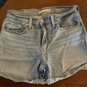 Levies shorts size 30 mid length